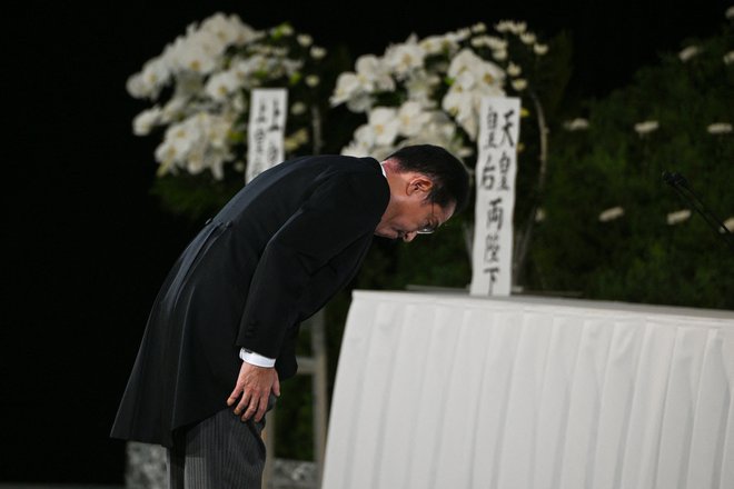 Japonski premier Fumio Kišida je za pogreb odštel veliko državnega denarja. FOTO: Reuters
