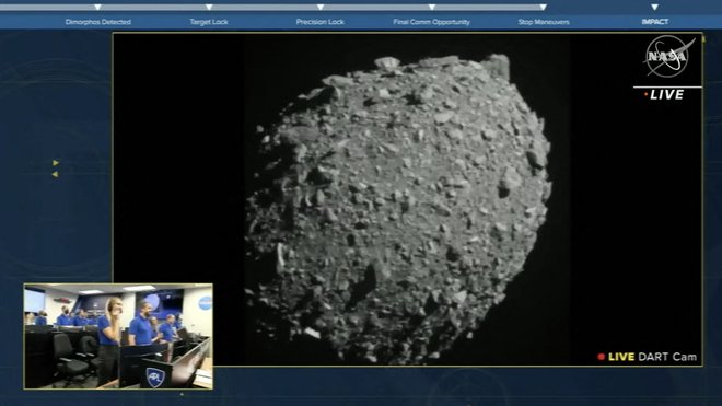 Nasina vesoljska ladja DART je v ponedeljek namensko trčila v lunin asteroid Dimorphos v zgodovinskem preizkusu sposobnosti človeštva, da prepreči, da bi kozmično telo uničilo življenje na Zemlji. Foto: Afp
