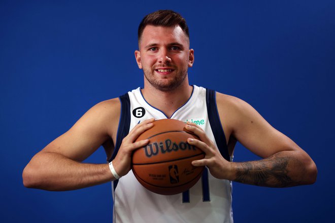 Luka Dončić med uradnim fotografiranjem pred sezono 2022/23. FOTO: Tom Pennington/AFP
