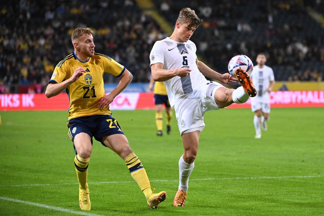 Jaka Bijol je dobro pazil na Dejana Kuluševskega. FOTO: Jonathan Nackstrand/AFP
