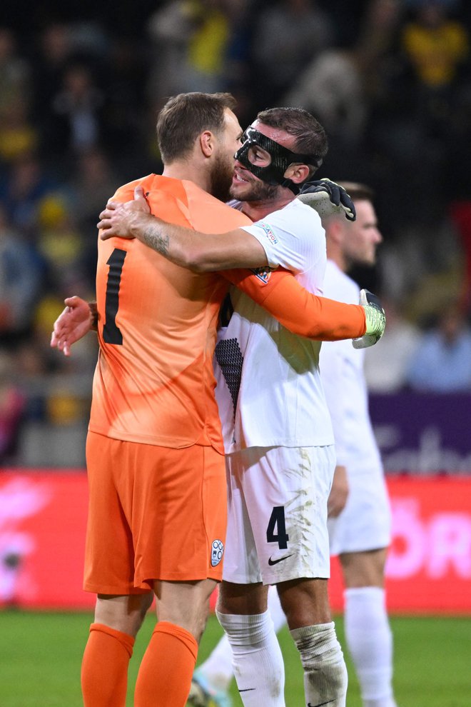 Kapetan Jan Oblak (ob njem Miha Blažič) je reševal Slovenijo v kriznih trenutkih. FOTO:&nbsp;Jonathan Nackstrand/AFP
