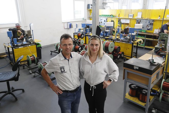 Oče in hči suvereno obvladujeta razvoj in proizvodnjo električnih motorjev v domačem podjetju. FOTO: Leon Vidic/Delo
