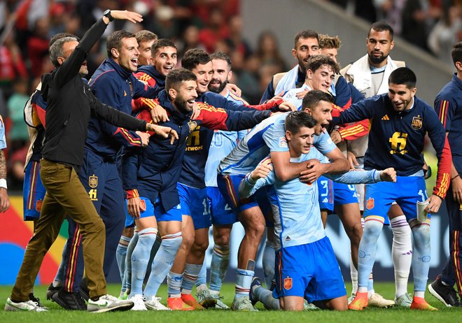 Navdušenje Špancev in strelca edinega gola Alvara Morate (na kolenih) je bilo veliko, zmaga jim je prinesla vozovnico za zaključni turnir štirih najboljših v ligi narodov. FOTO: Miguel Riopa/AFP
