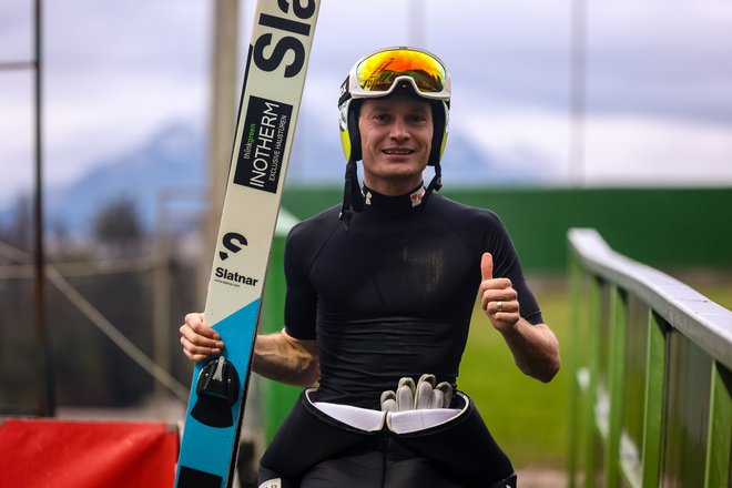 Novi-stari državni prvak Anže Lanišek z dvignjenim palcem pričakuje novo zimo. FOTO: Črt Piksi/Delo
