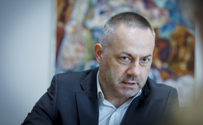 Danijel Bešič Loredan, minister za zdravje, je predlagal novo državno sekretarko Azro Herceg. Vlada jo je imenovala na današnji seji, in sicer od 1. oktobra dalje. FOTO: Jože Suhadolnik/Delo
