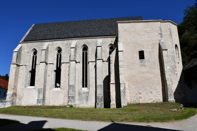 Obnovljena cerkev sv. Janeza Krstnika v Žički kartuziji ima po 182 letih spet streho. FOTO: ZVKDS
