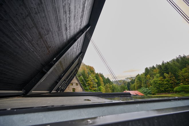 Del strehe ostaja trajno postavljen in ta del se vidi, ko se pridemo v Žičko kartuzijo. Na drugi strani strehe ni, je pa pod njo pomična streha, ki jo spustijo ob padavinah. FOTO: Matej Nareks
