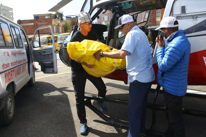 Posmrtne ostanke Hilaree Nelson so v dolino prepeljali s pomočjo helikopterja. FOTO: Sunil Pradhan/AFP
