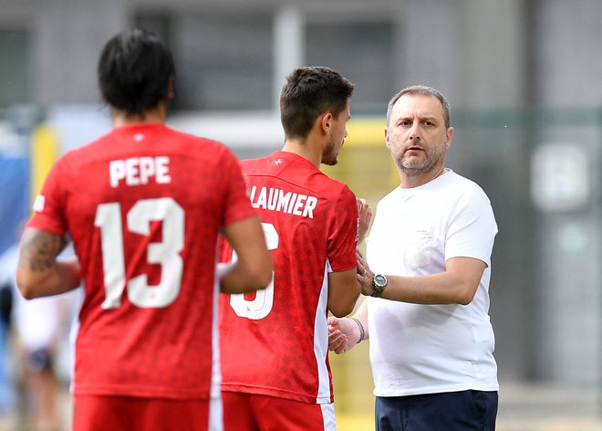 Devis Mangia z varovanci na junijski tekmi lige narodov proti San Marinu v Serravalleju. FOTO: Jennifer Lorenzini/Reuters
