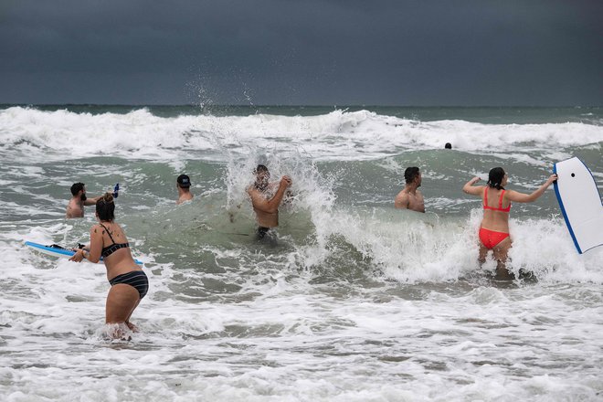 Plaža Cocoa Beach pred prihodom orkana Ian. FOTO: Jim Watson/AFP
