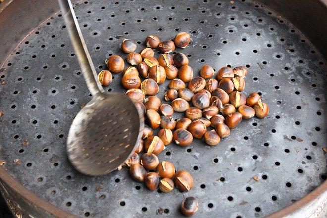 Preden kostanj spečemo, moramo lupino na vrhu zarezati. To naredimo zato, da&nbsp;pri segrevanju v pečici ne poči zaradi pritiska. FOTO: Marko Feist/Slovenske novice
