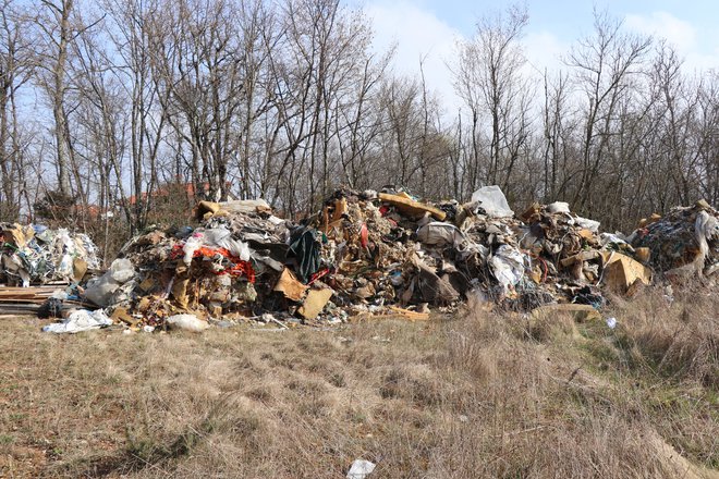 Pri pošiljanju odpadkov so uporabljali ponarejeno dokumentacijo. FOTO: PU Koper&nbsp;
