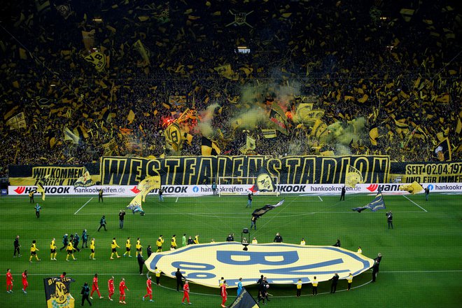 Štadion v Dortmundu in Borussia premoreta izjemno zveste navijače. FOTO: Leon Kuegeler/Reuters
