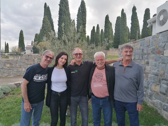 Platanini &quot;petdesetletniki&quot; - Armando Baruca, Adrijano Baruca, Marino Marinac in Ervin Može - z Laro Baruca. FOTO: Nataša Čepar/Delo
