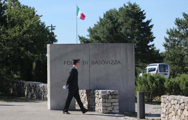 Globoka razdeljenost slovenske stvarnosti se je pokazala tudi v času pandemije covida-19. FOTO: Jože Suhadolnik
