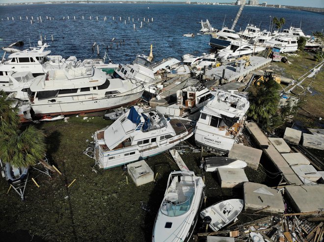 Poškodovane ladje v Fort Myersu. Foto Marco Bello/Reuters
