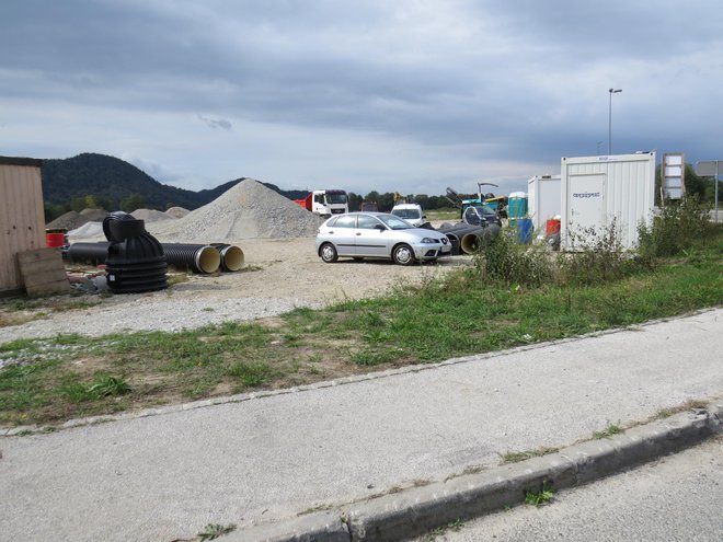 Ob robu poslovne cone bo Trgograd zamenjal dotrajani vodovod, razširil cesto in pločnik. FOTO:&nbsp;Bojan Rajšek/Delo
