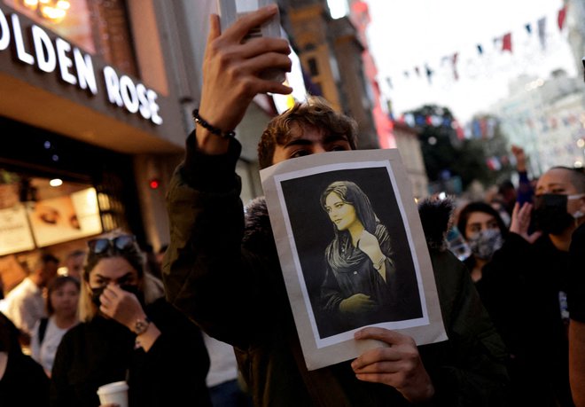 Po smrti Mahse Amini (na fotografiji) so shode v podporo iranskim ženskam priredili po številnih mestih, tudi v Istanbulu. FOTO: Murad Sezer/Reuters
