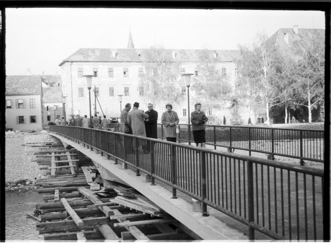 Brv v park s še neodstranjenim podporjem po gradnji leta 1959. FOTO: ZAC/fototeka Božič
