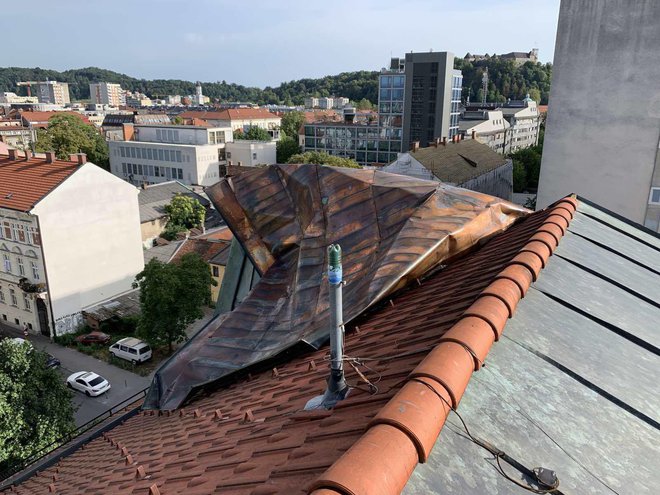 Ob nenehnem deževju so ponekod popustile strehe. Foto PGD Ljubljana-Vič
