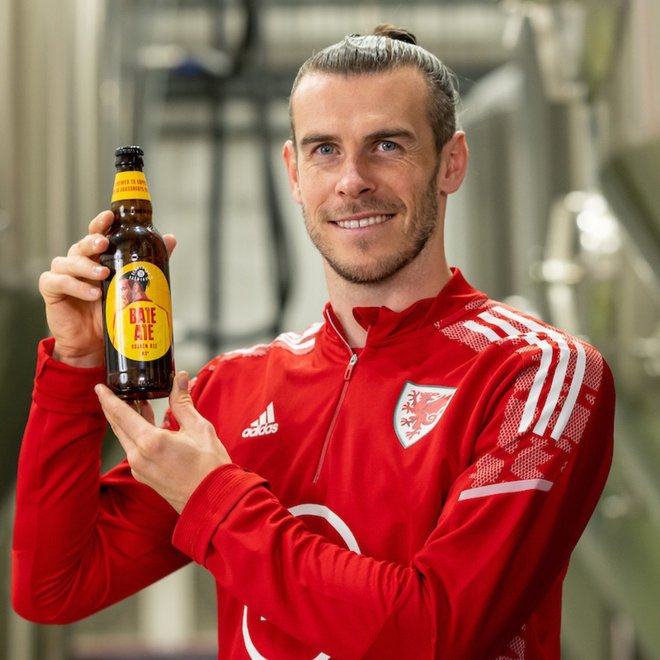 Gareth Bale in steklenica piva Wales pivo reprezentanca SP 2022 Katar svetovno prvenstvo v Katarju Los Angeles FC LAFC LA FC Foto Glamorgan Brewing Co/twitter
