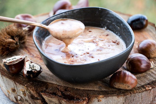 Recept za kostanjevo juho, ki bo odlično prijala v teh deževnih dneh. FOTO: Arhiv Polet/Shutterstock
