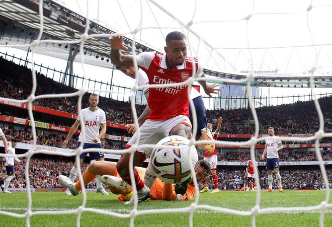 Severnemu Londonu vladajo rdeči, med katerimi je tudi prvi Arsenalov strelec Gabriel Jesus. Proti Tottenhamu je zabil že peti gol v sezoni. FOTO: David Klein/Reuters
