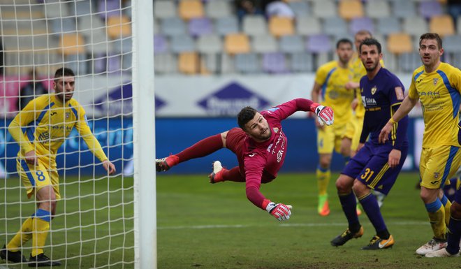 Domžalski vratar Ajdin Mulalić je ubranil kazenski strel najboljšemu strelcu lige Mirlindu Dakuju. FOTO: Tadej Regent/Delo
