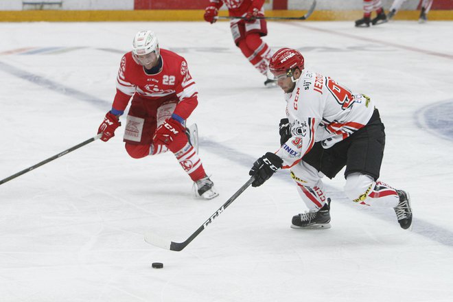 Žan Jezovšek (desno), povratnik na Jesenice, je zabil vodilni gol v Zell am Seeju. FOTO:&nbsp;Leon Vidic/Delo
