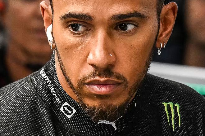 Lewis Hamilton ima nakit na nosu in ušesu. FOTO: Mohd Rasfan/ AFP
