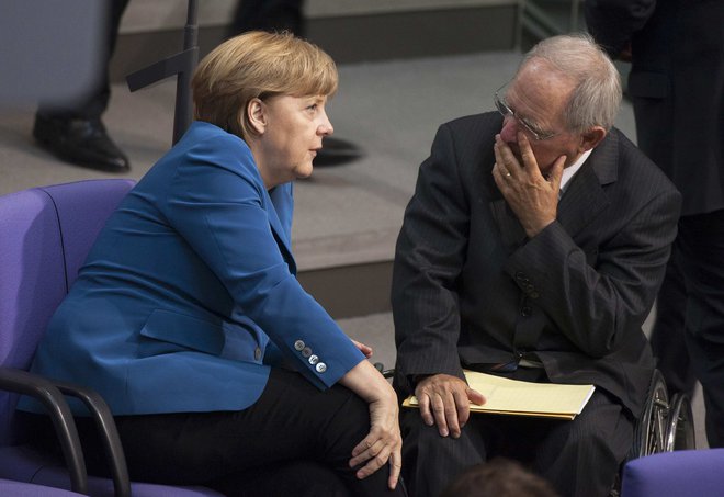 Nekdanja nemška kanclerka Angela Merkel in njen minister za finance Wolfgang Schauble v parlamentu med iskanjem rešitev za evrsko krizo leta 2012. FOTO: Thomas Peter/Reuters
