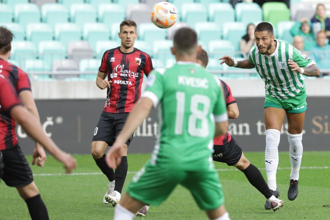 Olimpija je z nekaj težavami le strla žilave Sežančane, Rui Pedro (desno) pa je njen nov veliki adut v šampionski bitki. FOTO: Voranc Vogel/Delo
