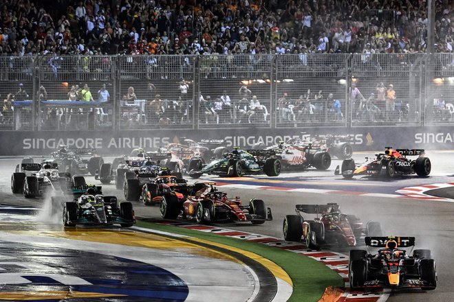 V Singapurju so dirkače pričakale zelo zahtevne razmere. FOTO: Roslan Rahman(AFP
