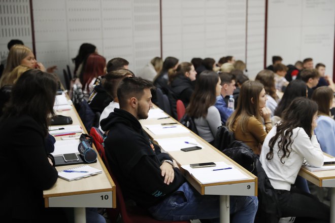 Študenti prvega letnika so na začetku večinoma še zbegani zaradi vseh novosti, ki jih predstavlja univerzitetno izobraževanje. FOTO: Leon Vidic
