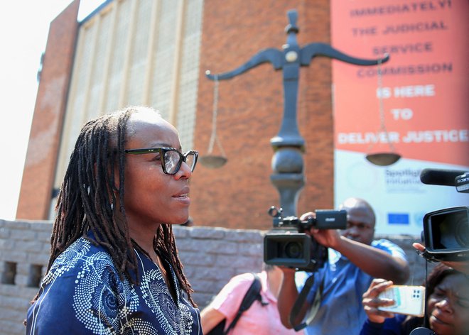 Zimbabvejska umetnica, prejemnica vrste nagrad, se kot aktivistka bori za svobodo, pravice žensk in zahteva politične spremembe. FOTO: Philimon Bulawayo/Reuters
