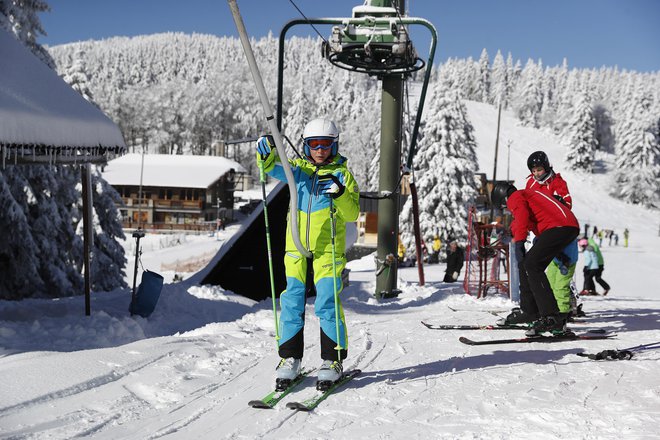 Žičničarji se kljub negotovosti pripravljajo na novo sezono. FOTO: Leon Vidic/Delo
