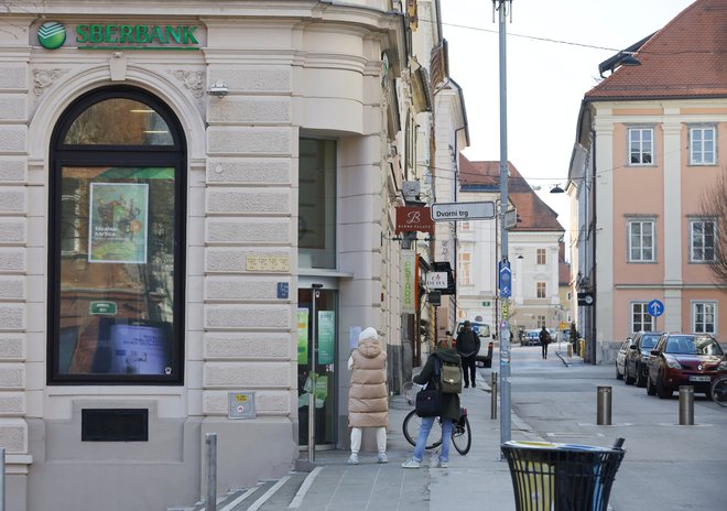 Poslovalnica N Banke, nekdaj Sberbank, na Dvornem trgu v Ljubljani deluje v istih prostorih. FOTO: Jože Suhadolnik/Delo
