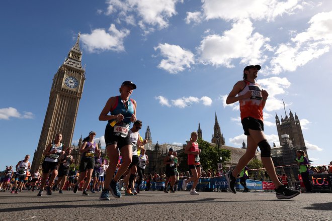 Londonski maraton običajno poteka po klasičnih trasi mimo nekaterih znamenitosti. FOTO: Matthew Childs/Reuters
