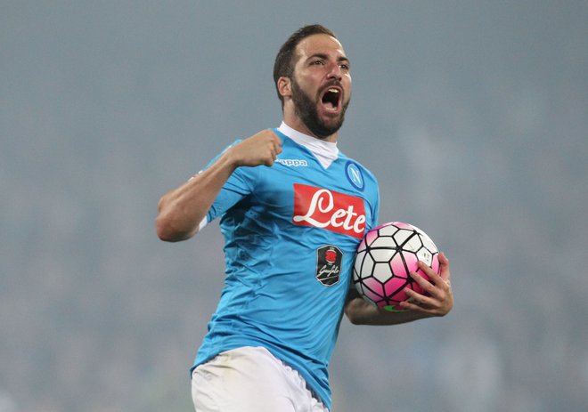 Gonzalo Higuain v majici Napolija. FOTO: Carlo Hermann/AFP
