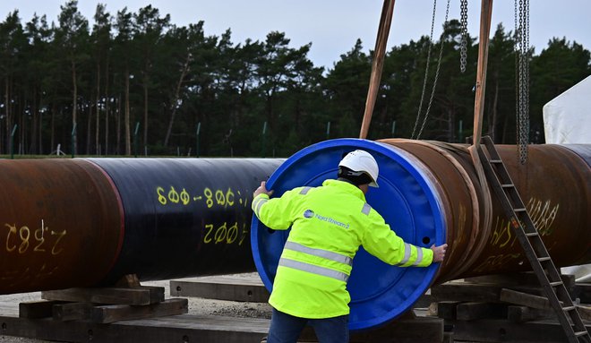 Postavljanje Severnega toka 2 pomladi 2019, ena cev je menda nepoškodovana.&nbsp;FOTO:&nbsp;Tobias Schwarz/AFP
