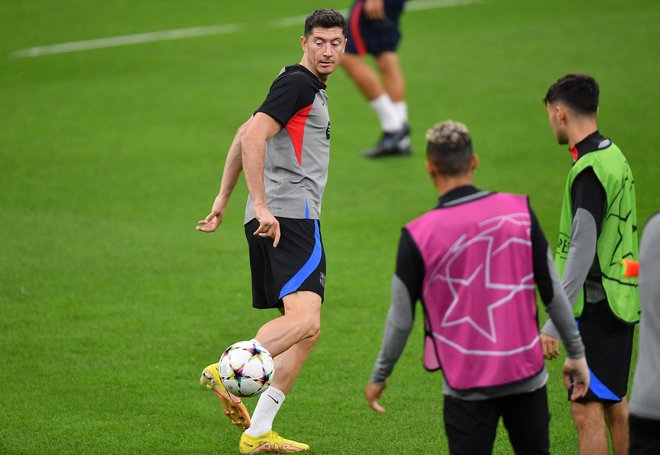 Robert Lewandowski in soigralci med ponedeljkovim večernim treningom v Milanu.&nbsp;Poljski ostrostrelec bo na okrogli deseti uradni tekmi za Barcelono lovil že svoj 13. gol. FOTO: Daniele Mascolo/Reuters
