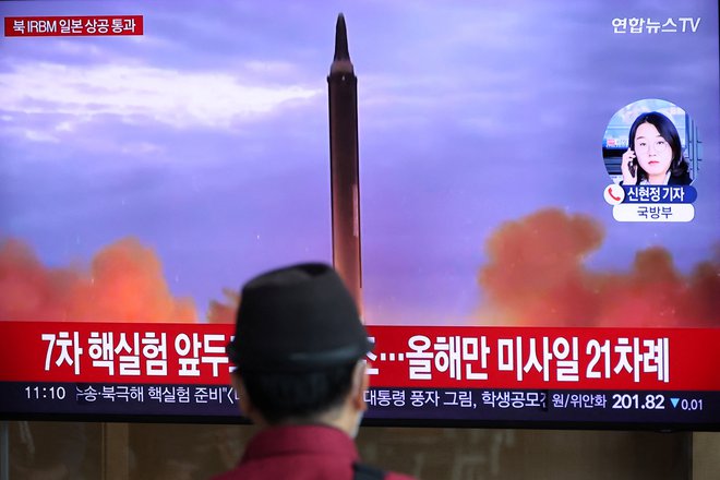 Prenos izstrelitve balistične rakete na železniški postaji v Seulu. FOTO: Kim Hong-ji/Reuters
