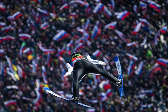 Slovenski navijači se veselijo novih uspehov zimskih junakov. FOTO: Jure Makovec/AFP
