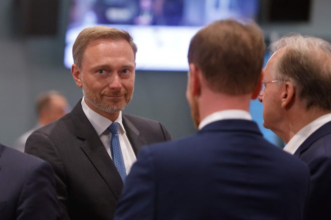 Tudi kritičarke nemškega ukrepa so z regulacijo že omejile cene energije in s tem pomagale domačemu gospodarstvu, pravi nemški finančni minister Christian Lindner. FOTO: Michele Tantussi/AFP
