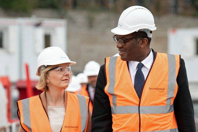 Britanska premierka Liz Truss in finančni minister Kwasi Kwarteng med obiskom gradbišča v Birminghamu, kjer se bo danes sklenil kongres konservativne stranke. Foto: Stefan Rousseau/AFP
