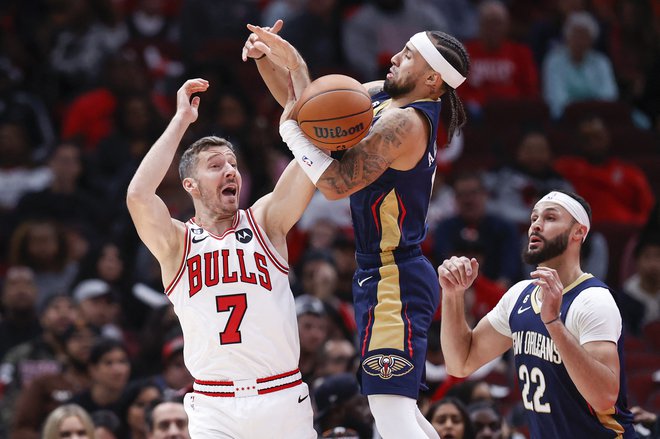 Za Gorana Dragića in Chicago so bili Jose Alvarado in drugi košarkarji&nbsp; New Orleansa premočni v prvi pripravljalni tekmi za novo sezono lige NBA. FOTO: Kamil Krzaczynski /Usa Today Sports
