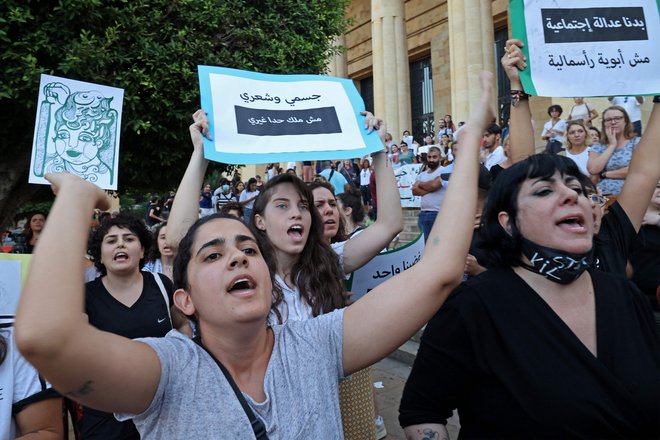 Podporo Irankam so izrazile ženske v številnih državah sveta. Na fotografiji protest v Bejrutu. FOTO: Anwar Amro/Afp
