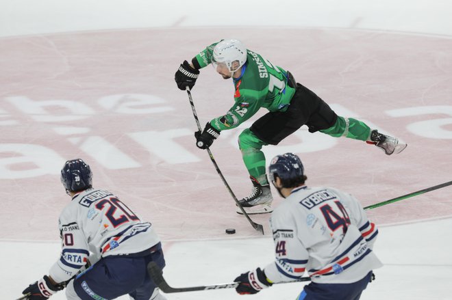 Hokejisti SŽ Olimpije so klonili še proti igralcem Zuga. FOTO: Voranc Vogel/Delo
