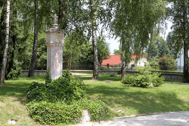 Nagrobni spomenik Francetu Prešernu v Kranju je z letnico 1852 &shy;najstarejši ohranjeni pravi slovenski spomenik konkretni osebnosti. FOTO: Marko Feist
