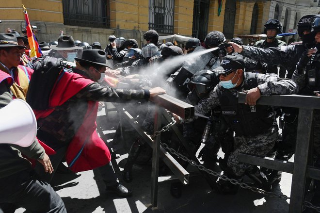 Avtohtoni kmetje iz province Omasuyos v bolivijskem višavju, imenovanI &raquo;Ponchos Rojos&laquo; so se po pohodu iz mesta El Alto na sedež vlade v La Pazu spopadli s policijo. Od vlade zahtevajo izpolnitev obljub za njihov sektor. Rdeči ponči so politični zavezniki vladajoče stranke Movimiento Al Socialismo. Foto: Aizar Raldes Afp
